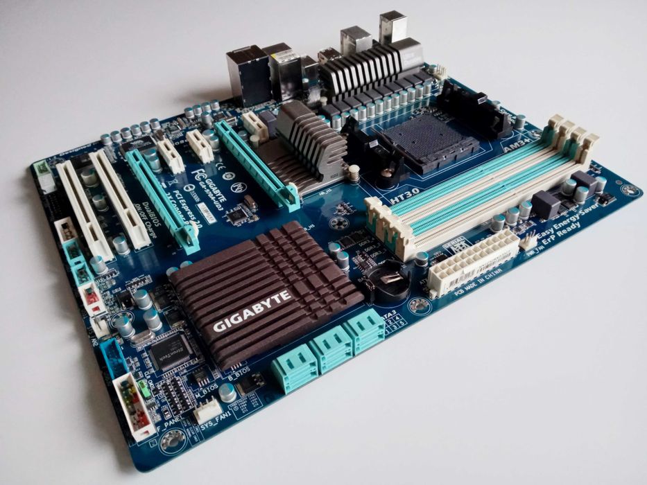 GIGABYTE GA-970A-UD3, socket AM3+, PCIe 2.0, DDR3, USB 3.0, IEEE 1394