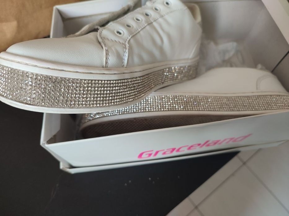 Białe sneakersy damskie