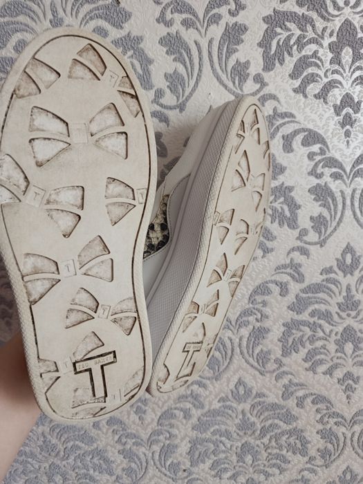 Кросівки жіночі білі