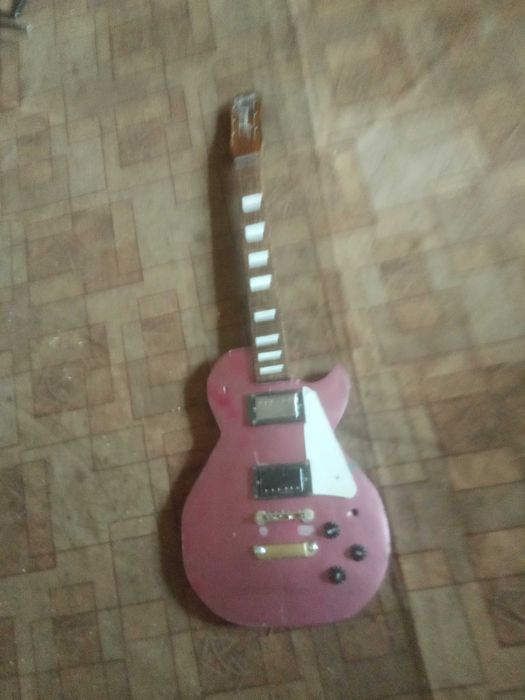 Электрогитара Les Pol