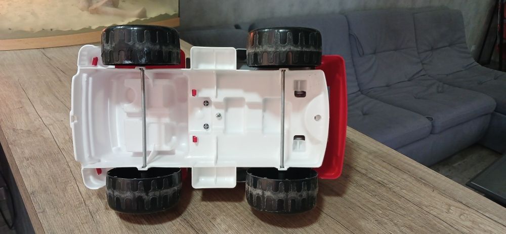 Велика іграшкова пожарна машина