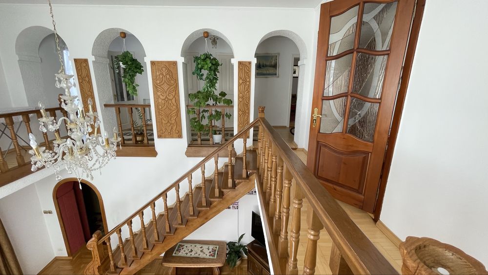 Продається будинок з басейном та сауною