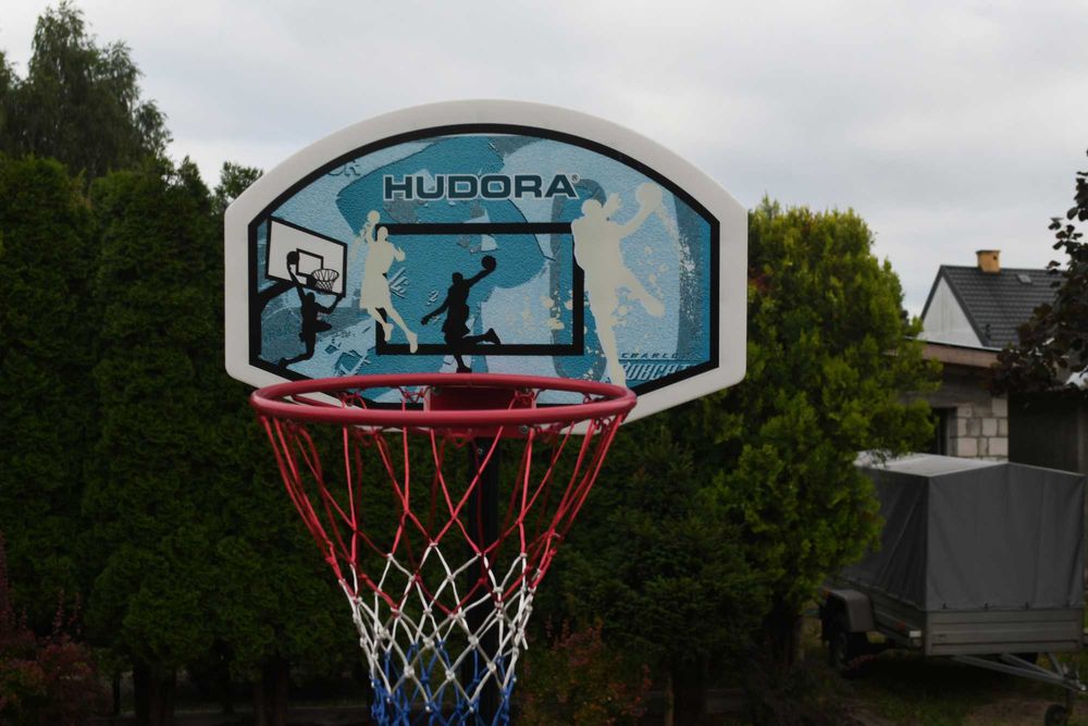 mobilny kosz do koszykówki marki Hudora, kółka