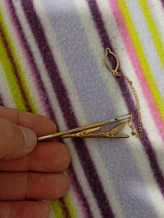 Pendente dourado para prender Gravatas