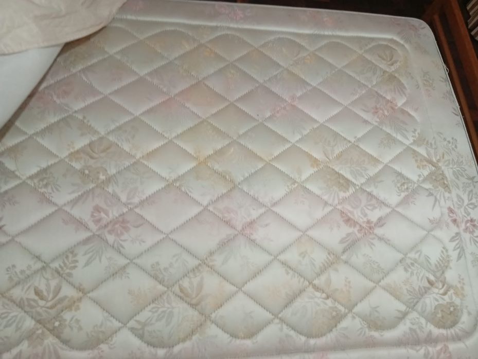 Cama de casal 1.40/2  usada em otimo estado com estrado e colchão