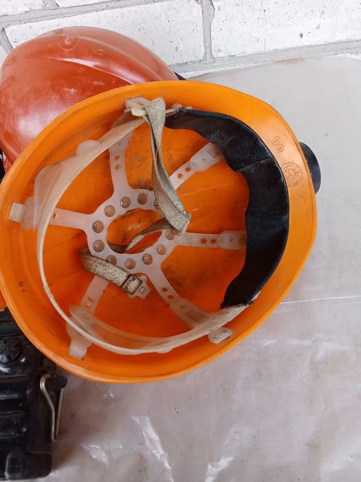 Каска и фонарь шахтёра новые