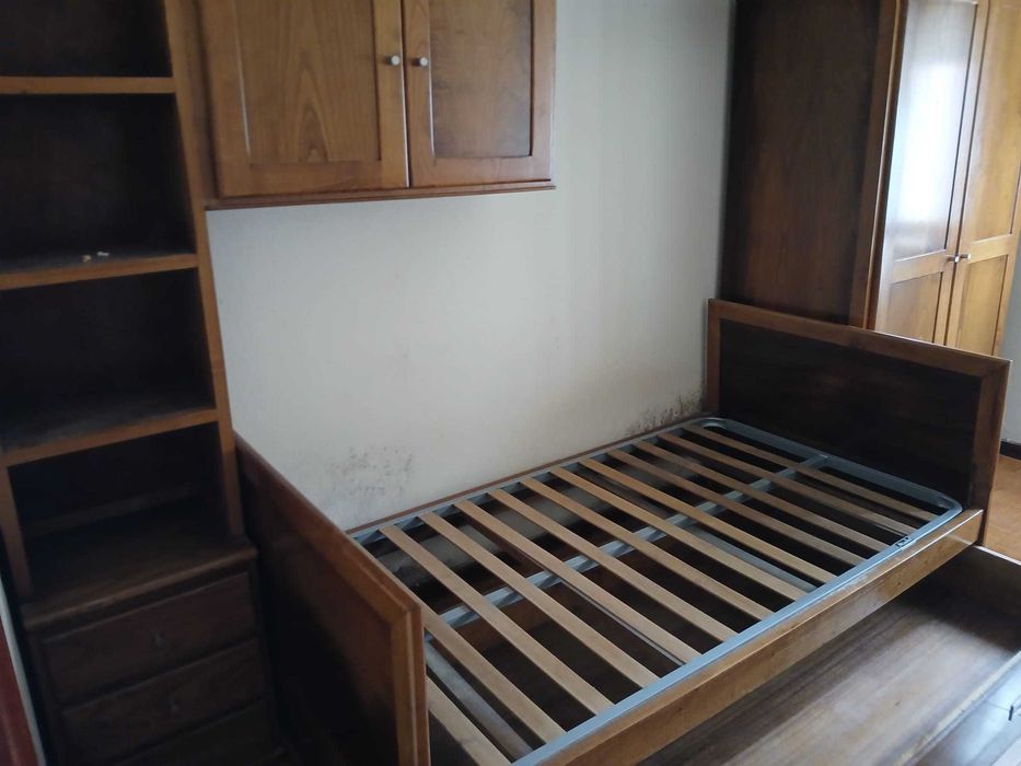 Vendo quarto estúdio com secretária e estante (Possibilidade venda em separado)