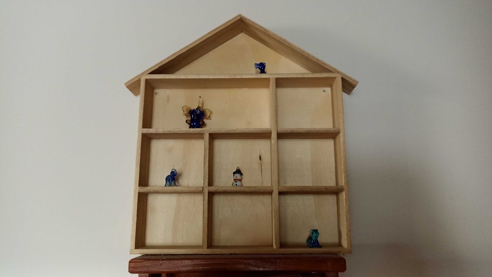 Szkło Murano i drewniana półka