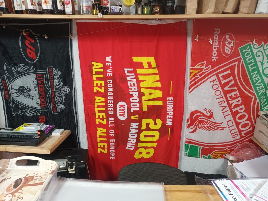 Флаги Liverpool.