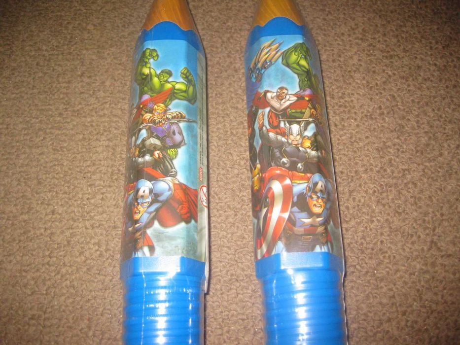 2 Porta Lápis com 8 Lápis de Cor dos “Avengers” Novos!