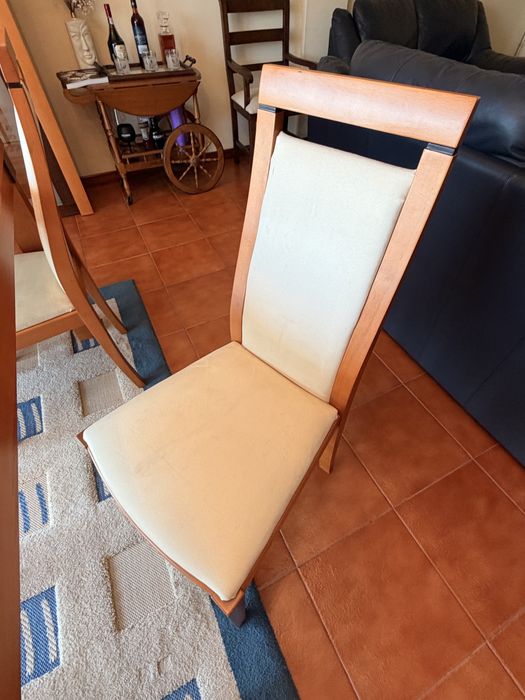 Mesa de jantar extensível em madeira + 4 cadeiras