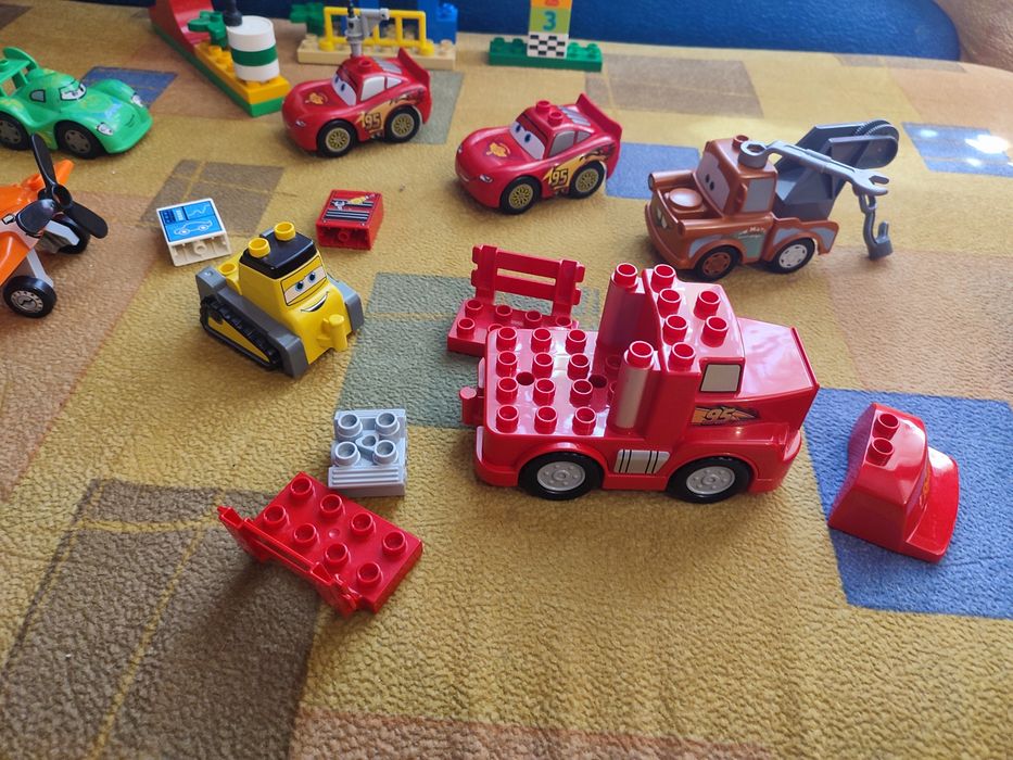 Оригінал LEGO Duplo Тачки: Токійські перегони (8 машинок + валіза і книжка Маквін)