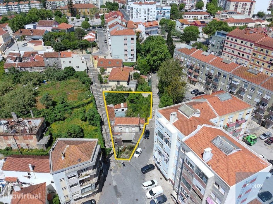 Terreno de dois lotes contíguos com Moradias em ruínas em Agualva -...