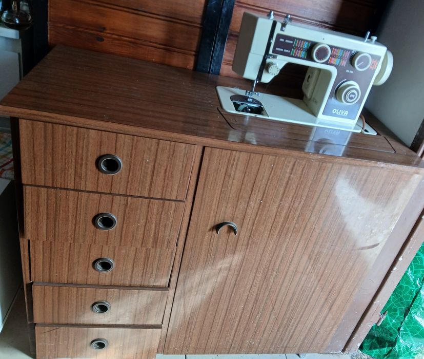 Vendo máquina costura a pedal e elétrica