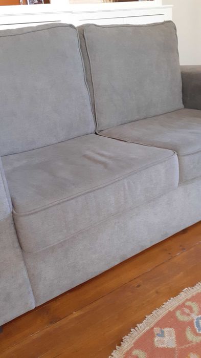 Sofá cinzento de dois lugares