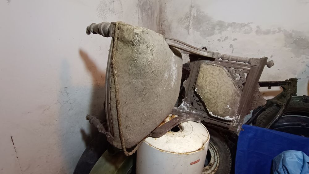 Старі крісла під реставрацію