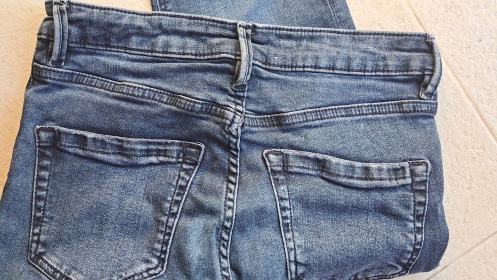 Calças de ganga = 3 pares 10 anos 2,50€ cada