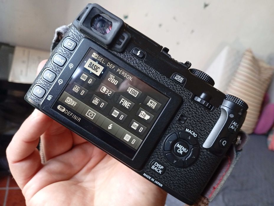 Fuji X-E1 com obj Super EBC 18-55mm. Fabricada integralmente no Japão.