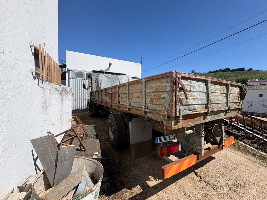 Camião volvo tribasculante com grua em bom estado