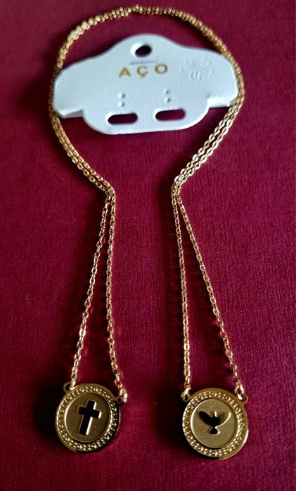 Colar/escapulario dourado, em aço, com medalha da cruz e do espírito santo.