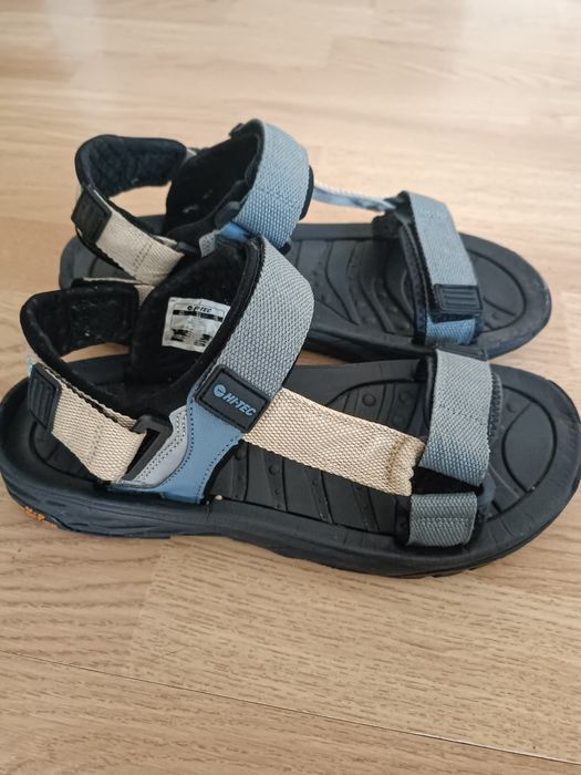 Szare sandały marki Hi-Tec.