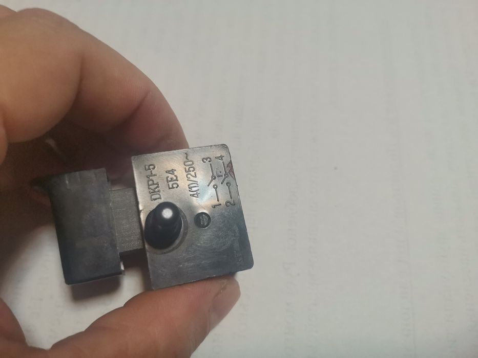 Кнопка для електроінструменту