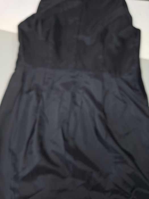 Vestido pequeno cor preto.