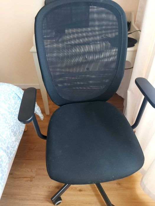 Vendo 9 movéis em segunda mão em muito bom estado! baratos (cama, espelho, mesa de cabeceira, comoda, armário, cadeira etc)