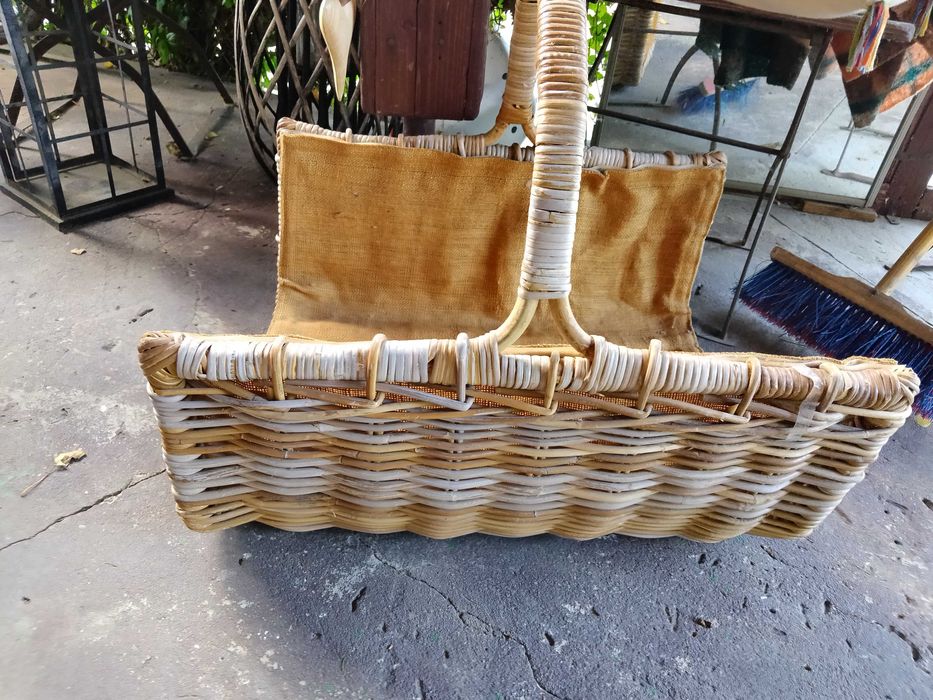 pleciony kosz na drewno do kominka