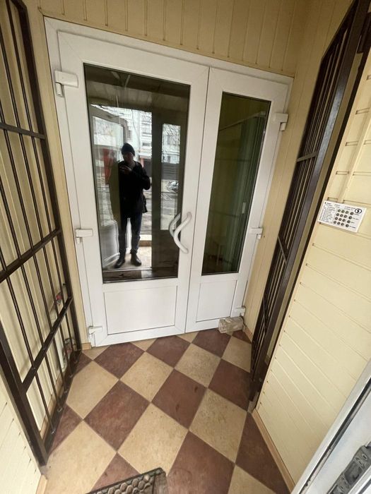 Продаж приміщення на вул. Чарівна - 75,5 кв.м., під салон/офіс