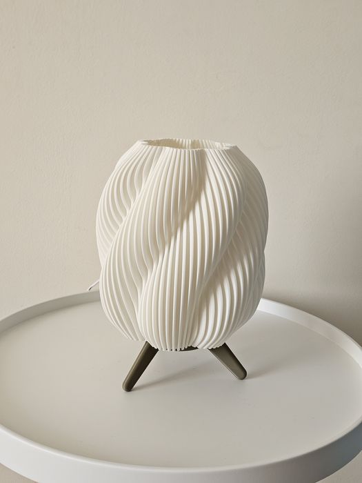 Лампа настільна біла матова