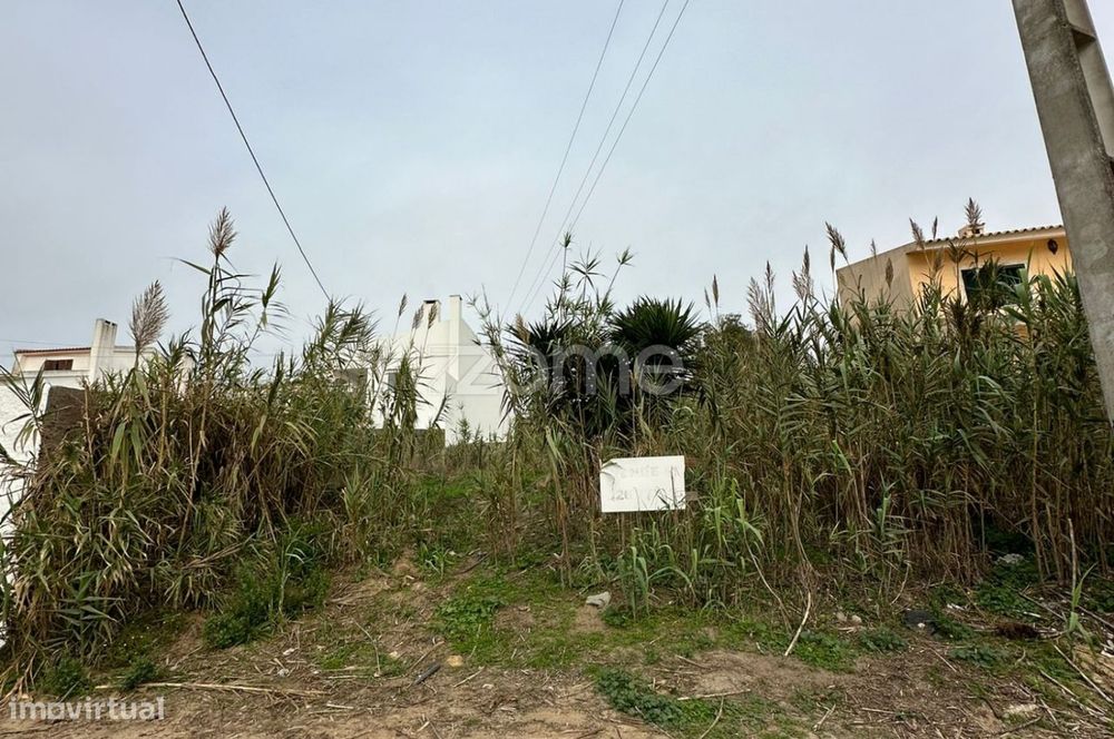 Lote de terreno isolado com 1200 m nas Azenhas do Mar, Sintra
