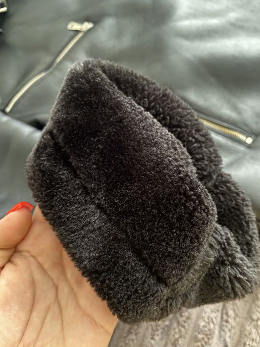 Дубленка жіноча чорного кольору