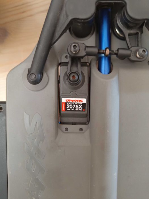 TRAXXAS Hoss 4X4 VXL + Bateria 3s + Ładowarka SKYRC T200 + Nowe serwo