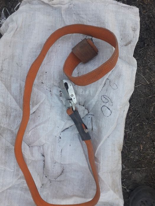 Пояс для електриків. Чашечка. Прилад з червоним склом.