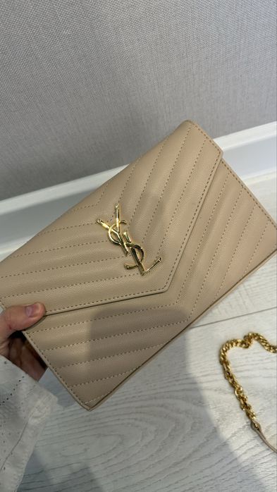 Сумка клатч ysl saint laurent cassandre wallet on chain бежевая