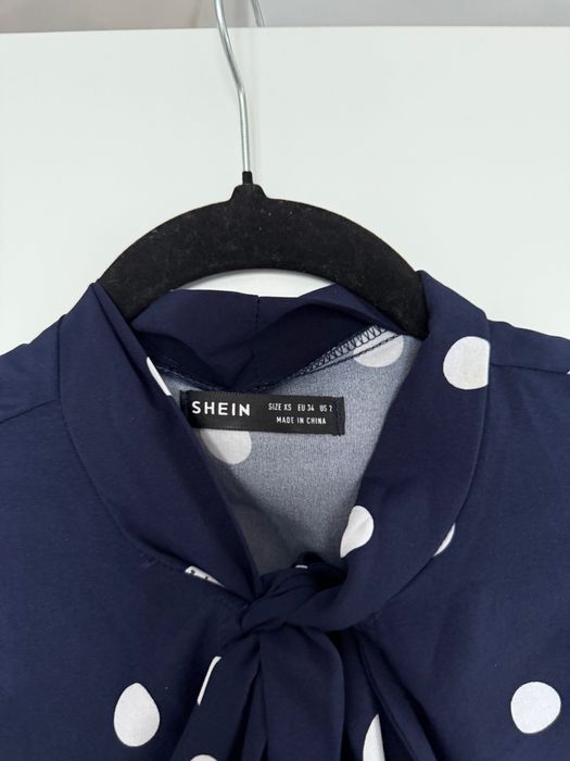 Granatowa bluzka koszulowa w białe groszki koszula elegancka w kropki