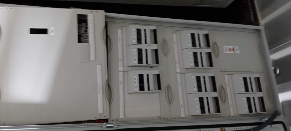 700 kg elektroniki UPS System ś Szafa Sterująca magazyn energii