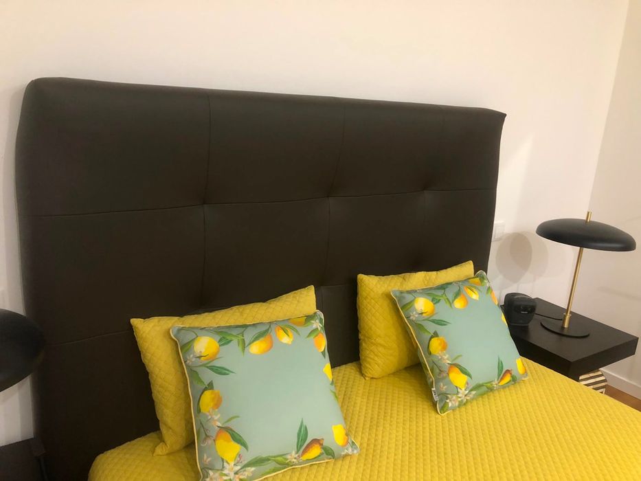 Mobília de quarto de casal (cama + mesinhas de cabeceira + espelho)