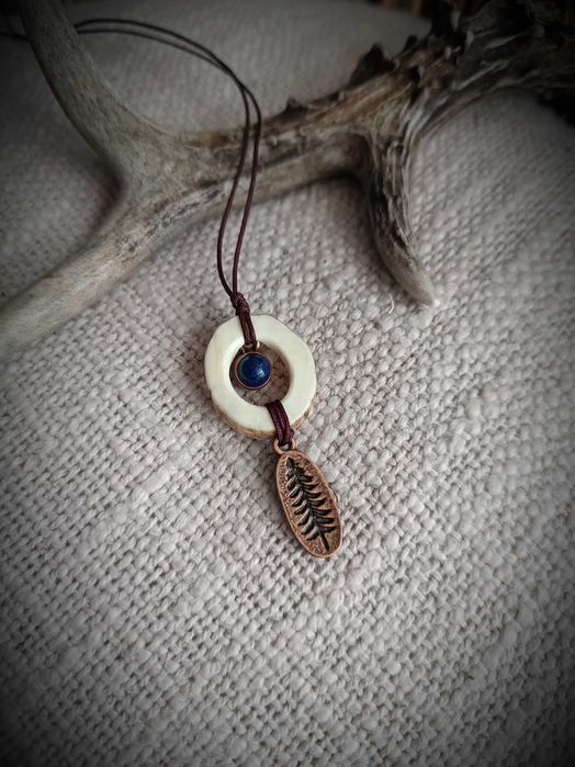 Naszyjnik amulet z fragmentem poroża jelenia