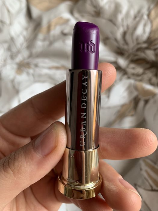 Pomadka matowa szminka Urban Decay speedball cream lipstick fioletowy