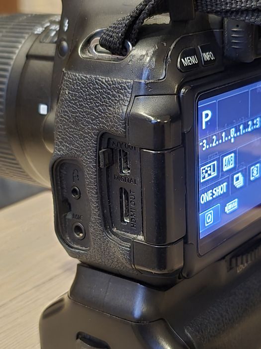 Canon 600d kit 18-55 + батблок