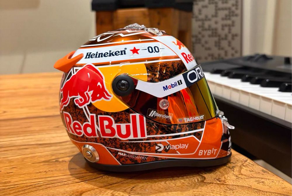 Capacete F1 Max Versttappen tamanho 1:2, para expositor