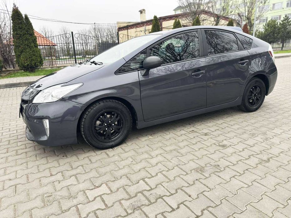 Toyota Prius 1.8 гибрид + газ 2012 год