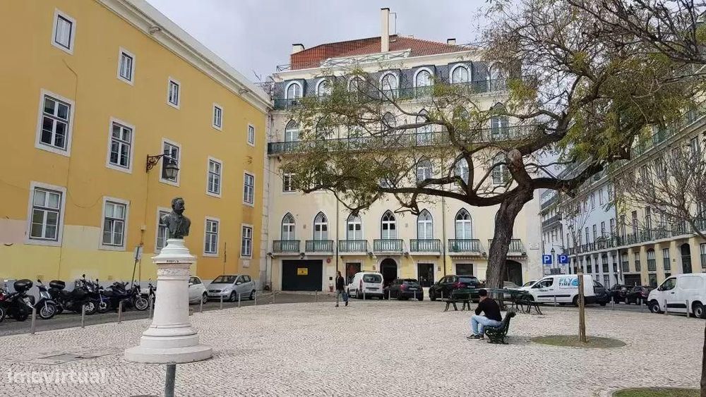 Oportunidade Única: Loja em Bruto no Coração do Chiado!