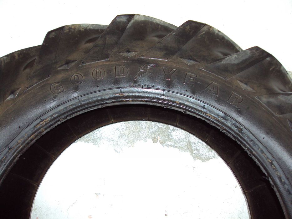 Pneu "Good year" novo, medida 12.4x28 / 11x28