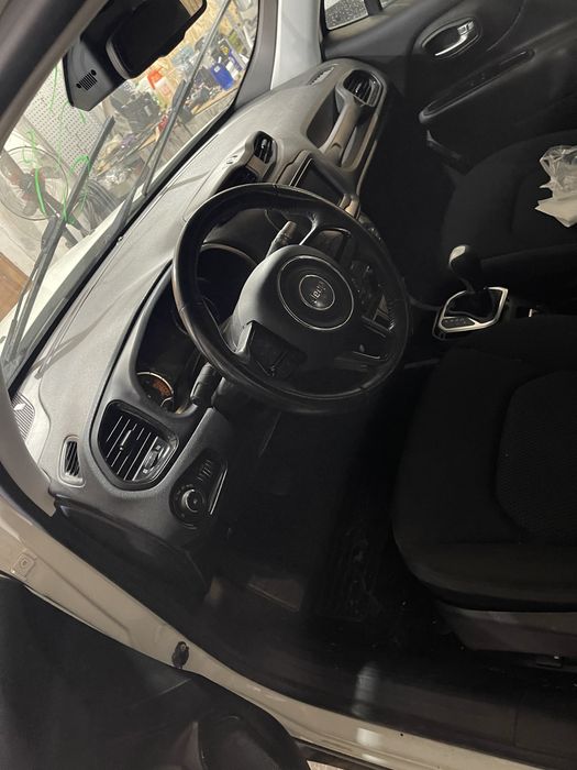 Jeep Renegade розбираэться