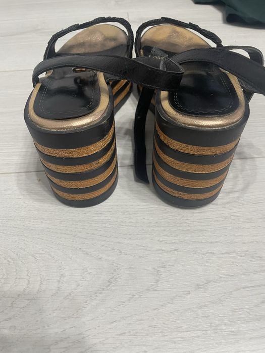 Женские босоножки черные/золотые, 38 размер, на танкетке