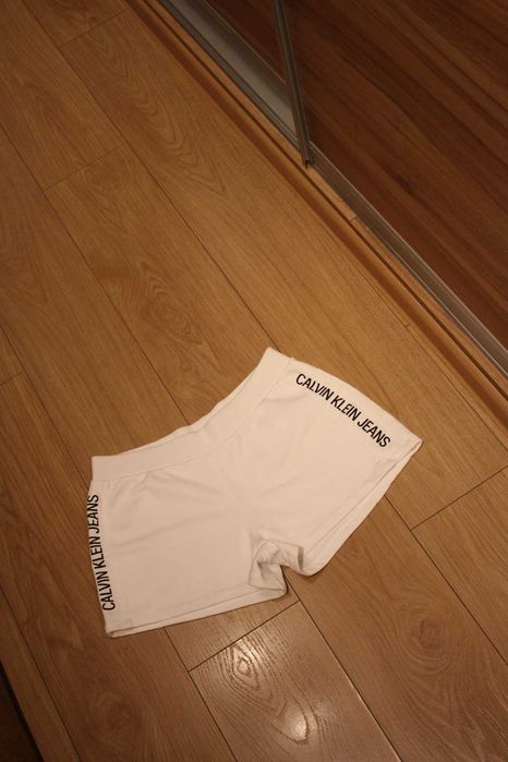 PRAWIE NOWE,CALVIN KLEIN,spodenki,damskie ,roz.M,białe
