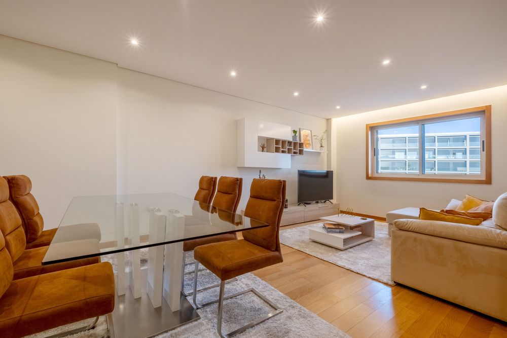 6 cadeiras de sala com estofos e estrutura metálica, em ótimo estado